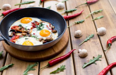 Kahvaltı ile mantar, yumurta kızarmış