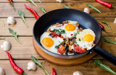 Kahvaltı Seti. Pan kızarmış yumurta mantar, taze domates, ahşap arka plan üzerinde rustik hizmet gemide