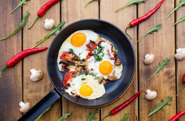 İngiliz kahvaltısı - yumurta, sebze ahşap arka plan üzerinde bir rustik tarzda. Üstten Görünüm.