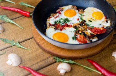 Ahşap arka plan üzerinde kızarmış yumurta