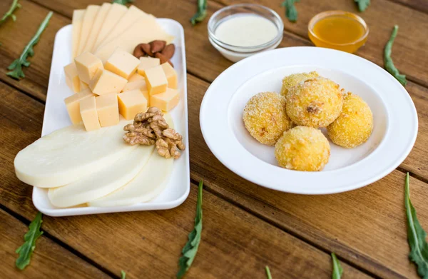 Bolas de queijo mozzarella fritas em uma mesa de madeira escura — Fotografia de Stock