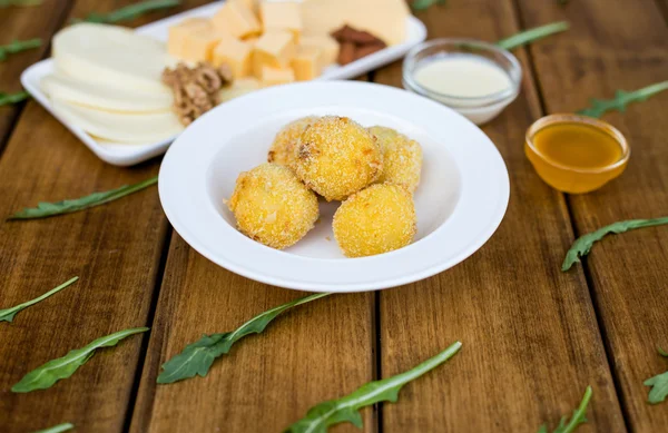 Queijo Suluguni, holandês em um prato branco — Fotografia de Stock