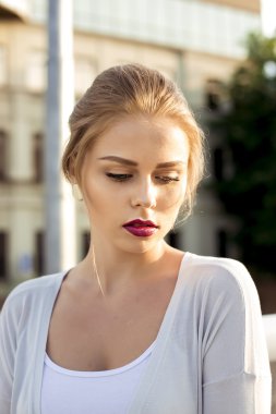 güzel seksi kadın açık havada genç yüzü