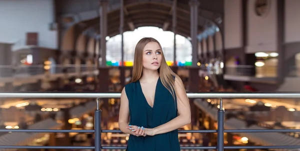 Portret van een jonge vertrouwen business womansmiling — Stockfoto