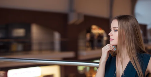 Primer plano retrato de linda joven mujer de negocios sonriendo —  Fotos de Stock