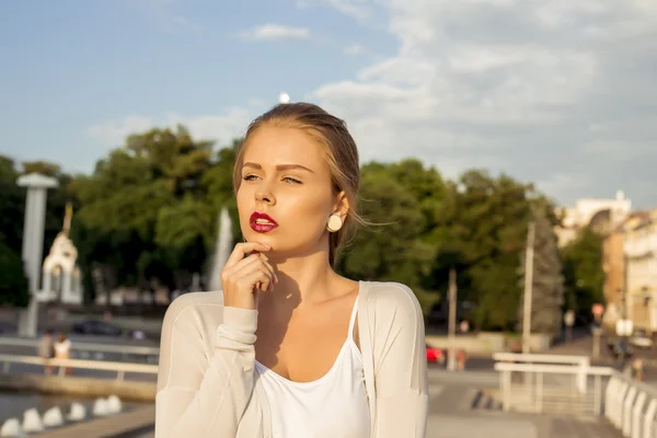 Młode chude sexy kobieta odkryty pozowanie w lato w mieście. styl — Zdjęcie stockowe