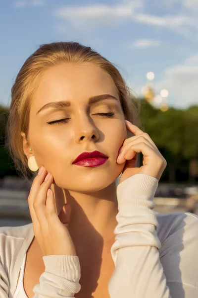 Ung smal sexig kvinna. blondin på gatan — Stockfoto