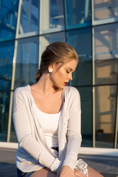 Sexy meisje poseren buiten — Stockfoto