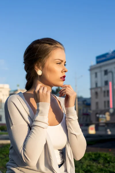 Hermosa joven en la ciudad — Foto de Stock