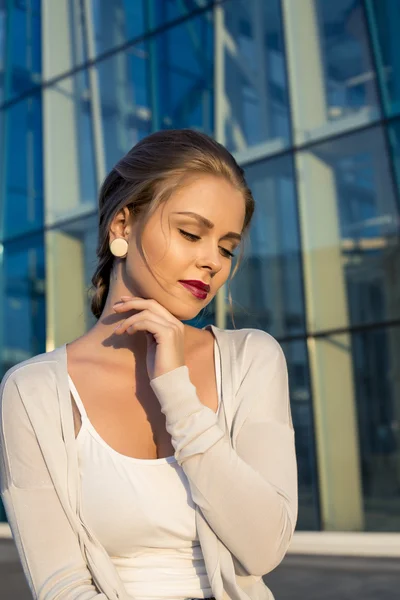 Porträt einer schönen jungen Frau im Freien über verschwommenem Straßenhintergrund. Nahaufnahme — Stockfoto