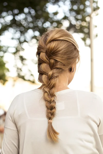 Ett porträtt av en vacker ung kaukasisk kvinna utomhus — Stockfoto