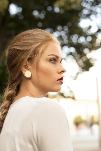 Jonge vrouw buitenshuis. — Stockfoto