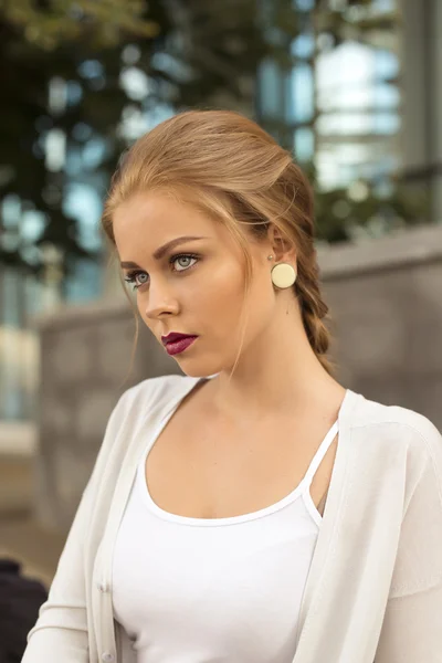 Vrouw genieten in de natuur. Portret van een mooie jonge vrouw, buiten — Stockfoto