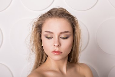 Studio beyaz tenli güzel kız