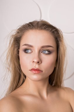 Grey uzun sarı saçlı güzel bir kadın portresi