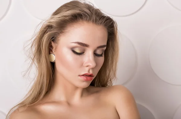 Skönhet modell kvinna ansikte. Perfekt hud. Professionella Make-up. — Stockfoto