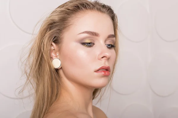 Kaukasische jonge vrouw model naakt make-up met perfecte, schone huid — Stockfoto