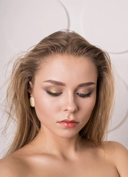 Ung vacker brunett kvinna med naturliga makeup på grå bakgrund — Stockfoto