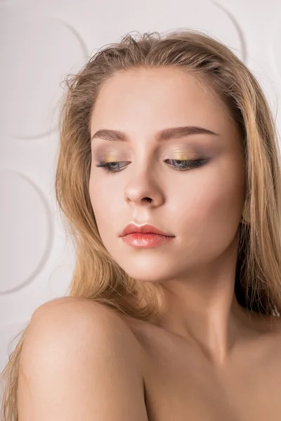 Portret van mooie jonge vrouw met schone huid en naakt make-up. Geïsoleerd op een grijze achtergrond. Close-up — Stockfoto