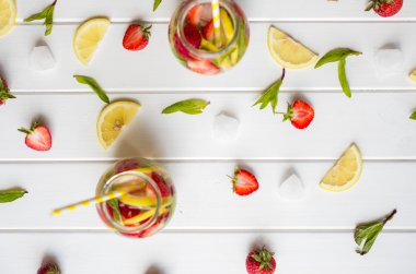 Ahşap masa şişesinde taze çilek içecek