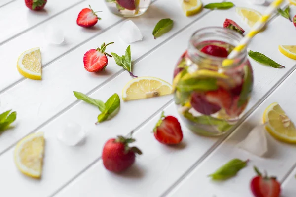 Freshly made strawberry mojitos with strawberry, mint, lemon and ice — Stock Photo, Image
