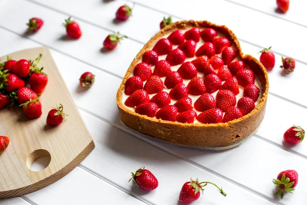 Strawberry cheesecake on white table with berries — Stock Photo, Image