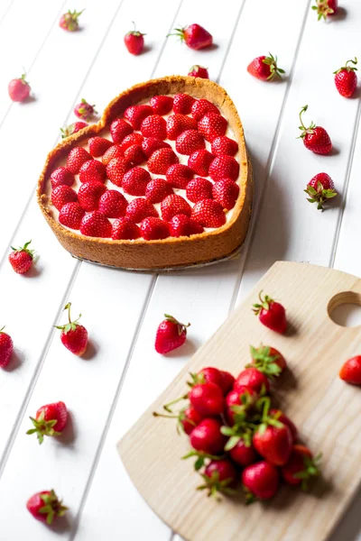 Erdbeer-Käsekuchen auf weißem Hintergrund, selektiver Fokus — Stockfoto