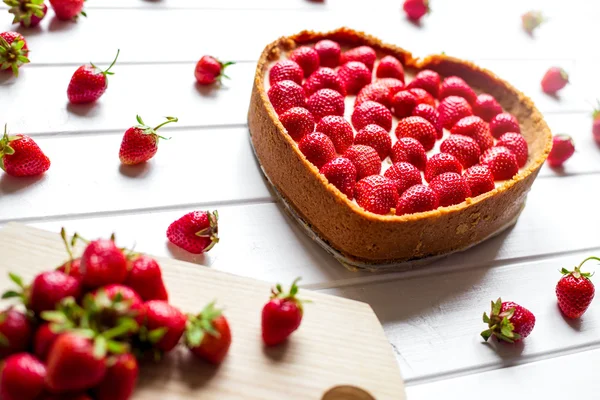 Cheese cake with fresh berries on wooden table. Selective focus — Stock Photo, Image