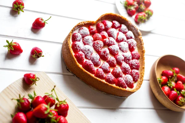 Dessert sucré sur fond de bois blanc. Coeur de fraises — Photo