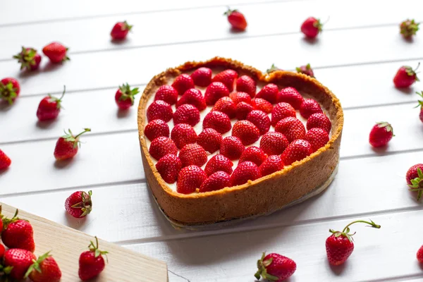 在白色背景上孤立的草莓芝士蛋糕 — 图库照片