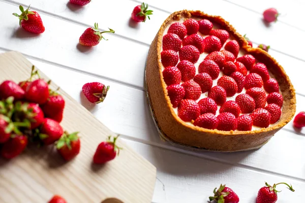 草莓芝士蛋糕上白木 — 图库照片