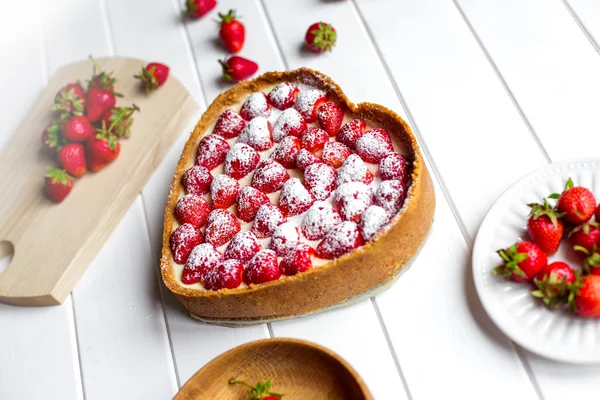 Tarta de queso fresa aislada sobre fondo blanco —  Fotos de Stock