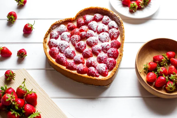 Geschenk am Valentinstag. Käsekuchen in Herzform. Blick von oben — Stockfoto