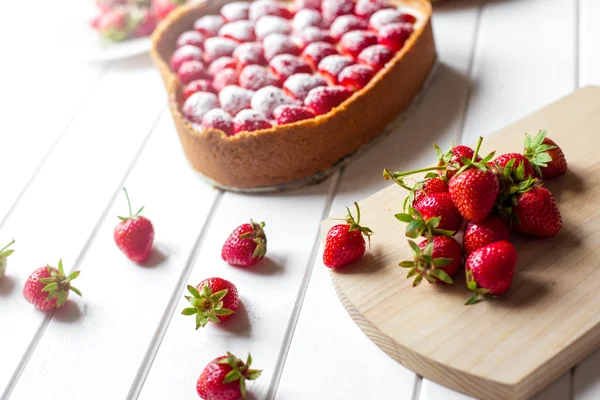 自制草莓奶酪蛋糕 — 图库照片