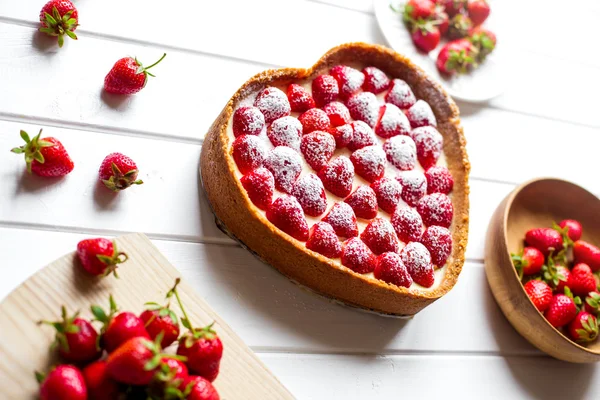 Dulce postre sobre fondo de madera blanca. Corazón de fresas —  Fotos de Stock