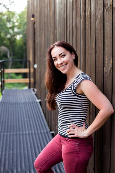 Brunette on the street. Looks down — Stock Photo, Image