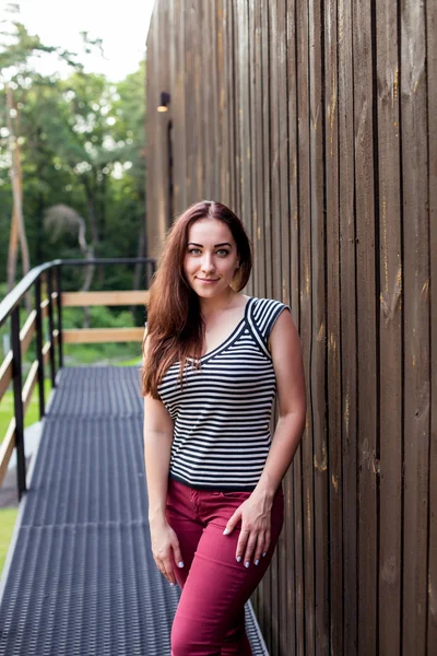 Young brunette in t-shirt on the street — Stock Photo, Image