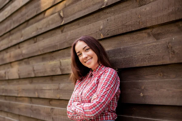 Rozkošný usměvavá mladá žena v kostkované košili v podzimním čase — Stock fotografie