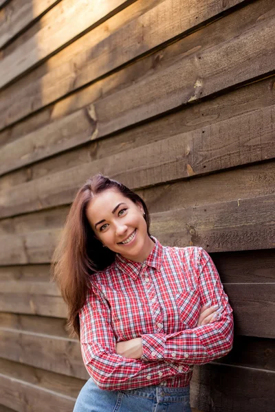 Portret van leuke mooie vrolijke jonge vrouw in plaid shirt — Stockfoto