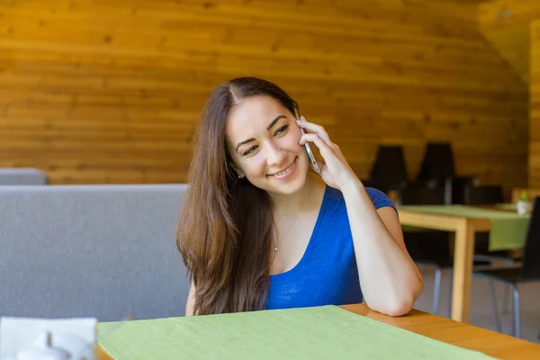 Portrait of attractive woman talking on mobile phone — Stock Photo, Image