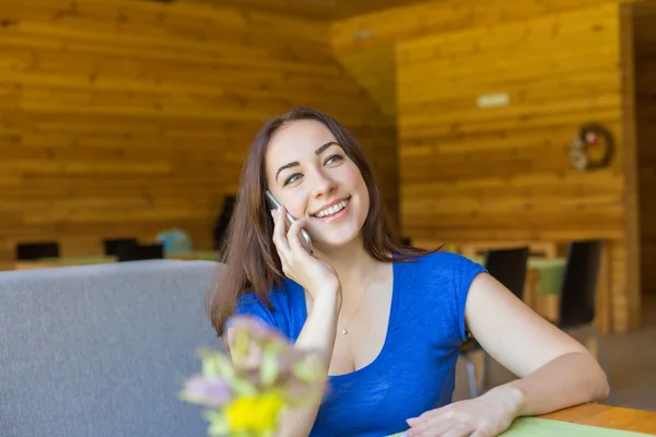 Krásná usměvavá žena mluví na telefonu — Stock fotografie