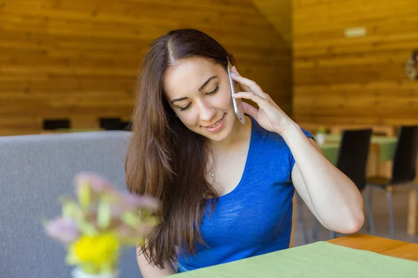 Закрыть Молодая офисная женщина разговаривает с кем-то по мобильному телефону — стоковое фото