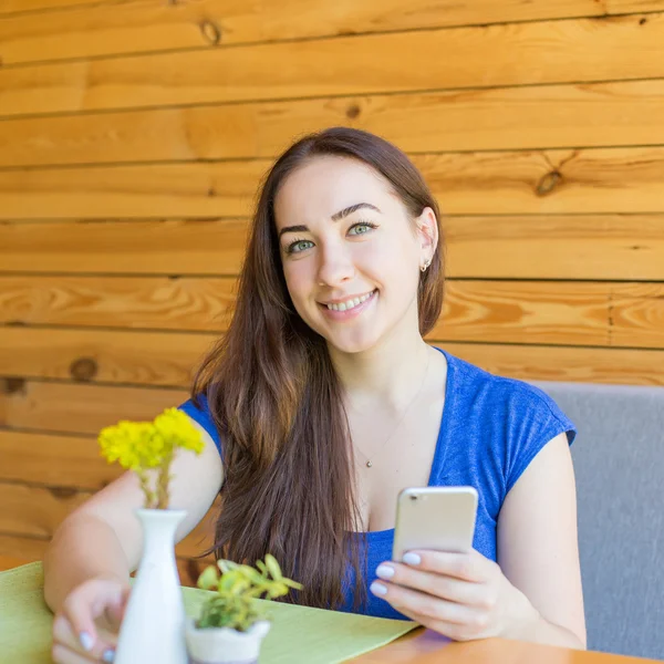 Ung kvinna pratar på mobiltelefon — Stockfoto