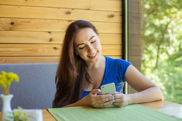 Jovem mulher alegre falando no telefone celular — Fotografia de Stock