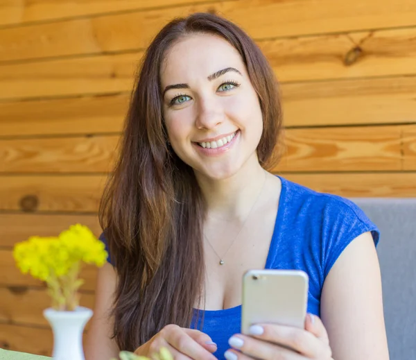 Porträtt av leende vackra kvinna prata i telefon — Stockfoto