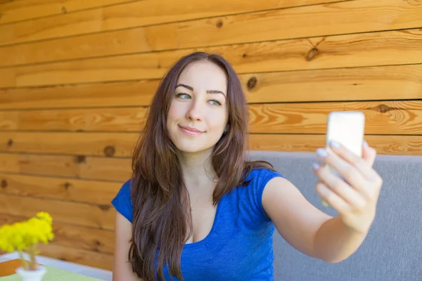 Mulher de negócios usando aplicativo em um telefone inteligente — Fotografia de Stock