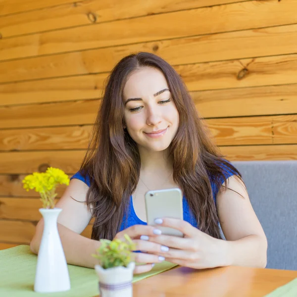 Porträtt av söta happy bunette kaukasiska flicka med talar på smartphone. — Stockfoto