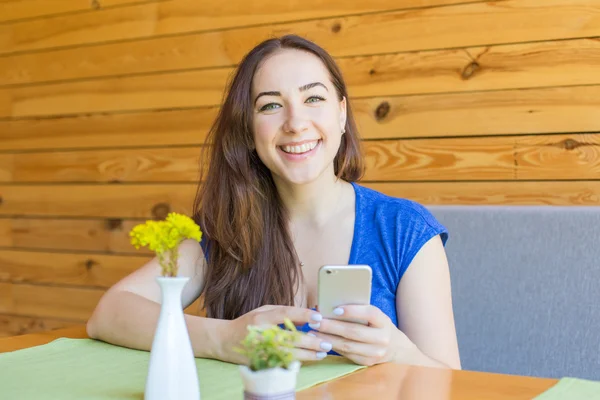 Beautiful young caucasian business woman with smart phone — Stock Photo, Image