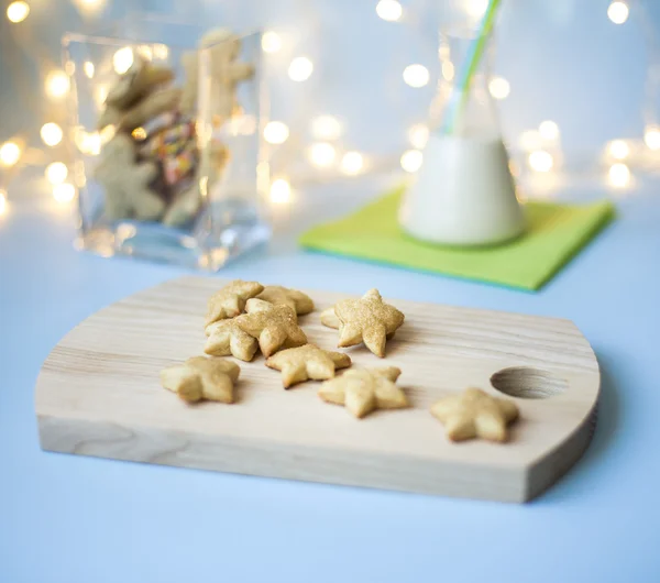 Chocolate chip cookies with milk in bottles — Stock Photo, Image