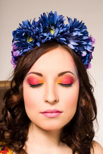 Aantrekkelijke brunette met creatieve make-up — Stockfoto